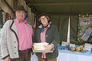 Torwandschießen mit der Spargelkönigin Martina I. (©Foto: Martin Schmitz)